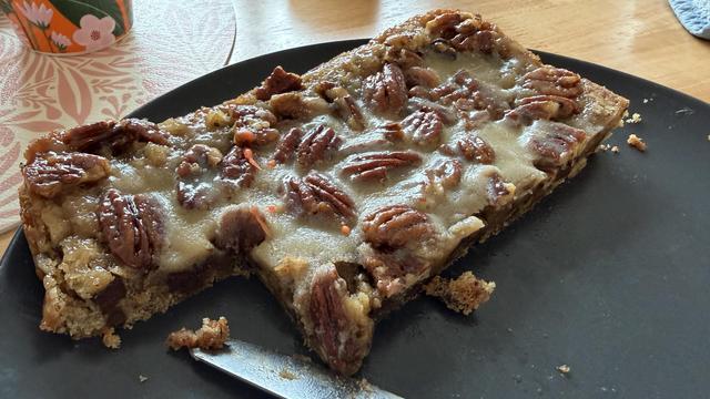 Le gâteau entamé. On voit bien l’épaisseur et la générosité du topping 
