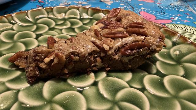 Une part de ce gâteau. On voit qu’il est super moelleux et rempli de morceaux de chocolat 