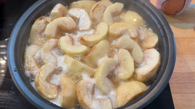 Des pommes en train de barboter dans du beurre et du sucre 