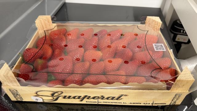Une grande barquette de fraises en bois. Elles sont très belles, grosses et bien grosses 
