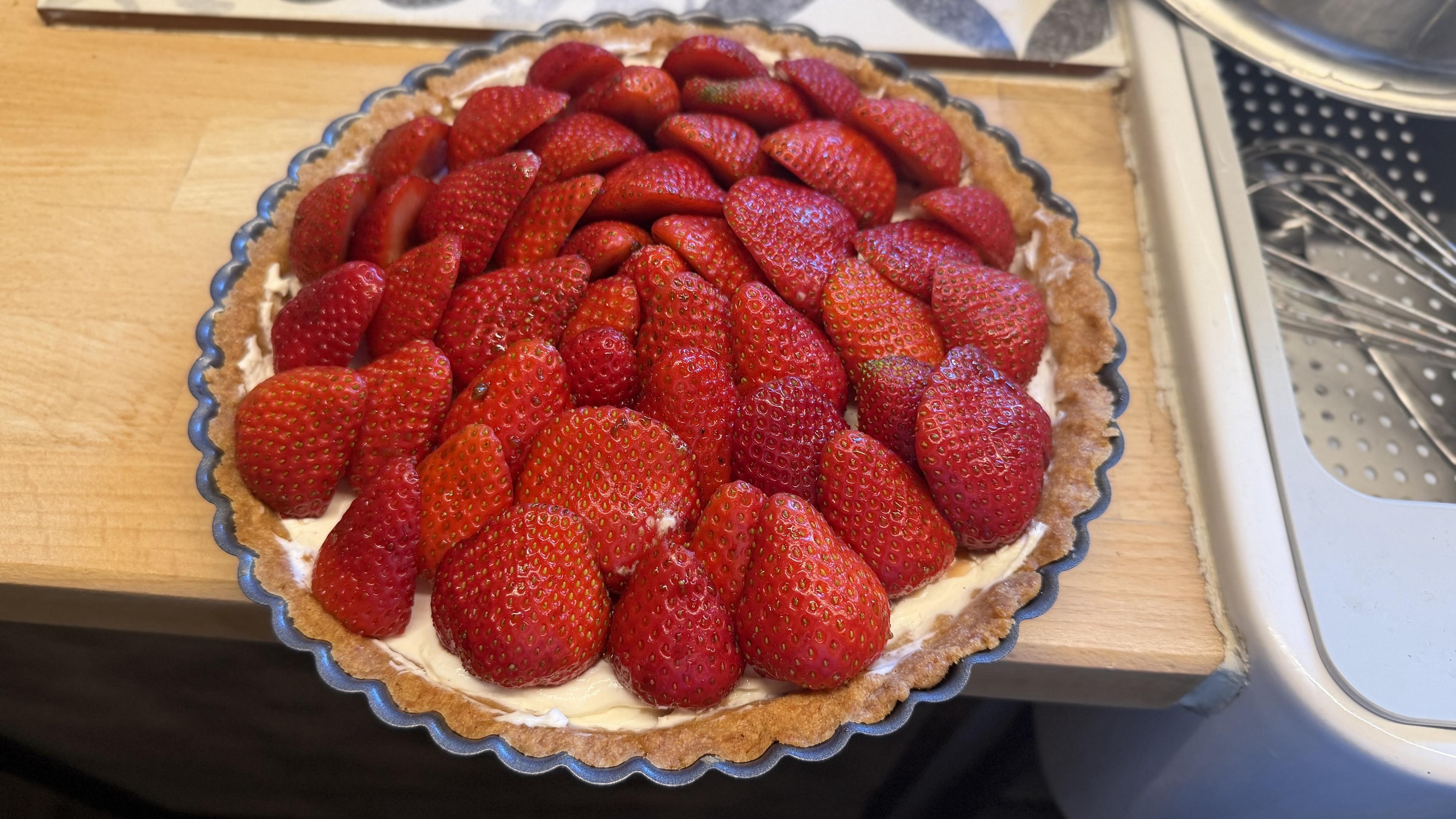 Une tarte aux fraises maison. Elle est très chargée de belles grosses fraises avec un fond de mascarpone battu