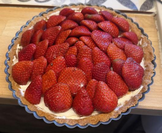 Une tarte aux fraises maison. Elle est très chargée de belles grosses fraises avec un fond de mascarpone battu