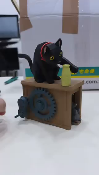 Un chat articulé qu’on anime avec une manivelle et qui passe son temps à faire tomber un vase 
